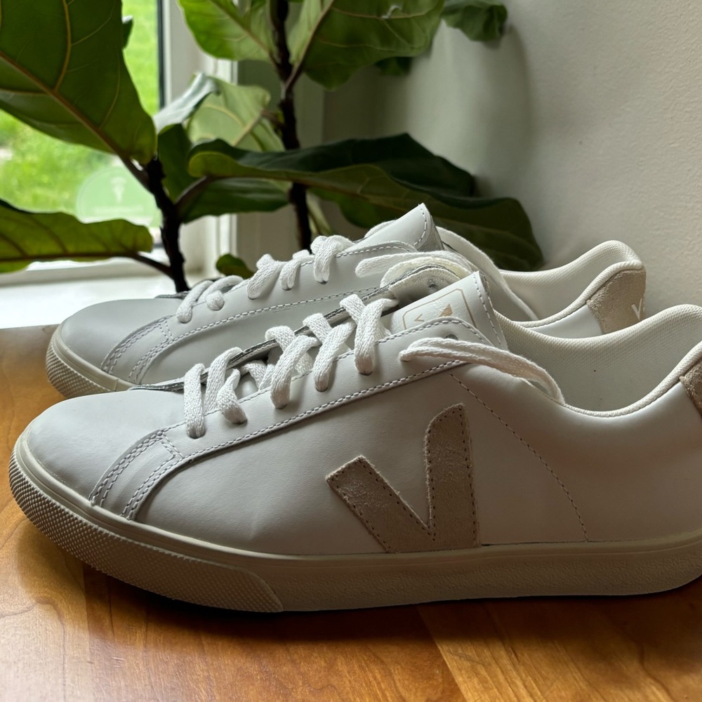 Like new leather Veja sneakers size 8
